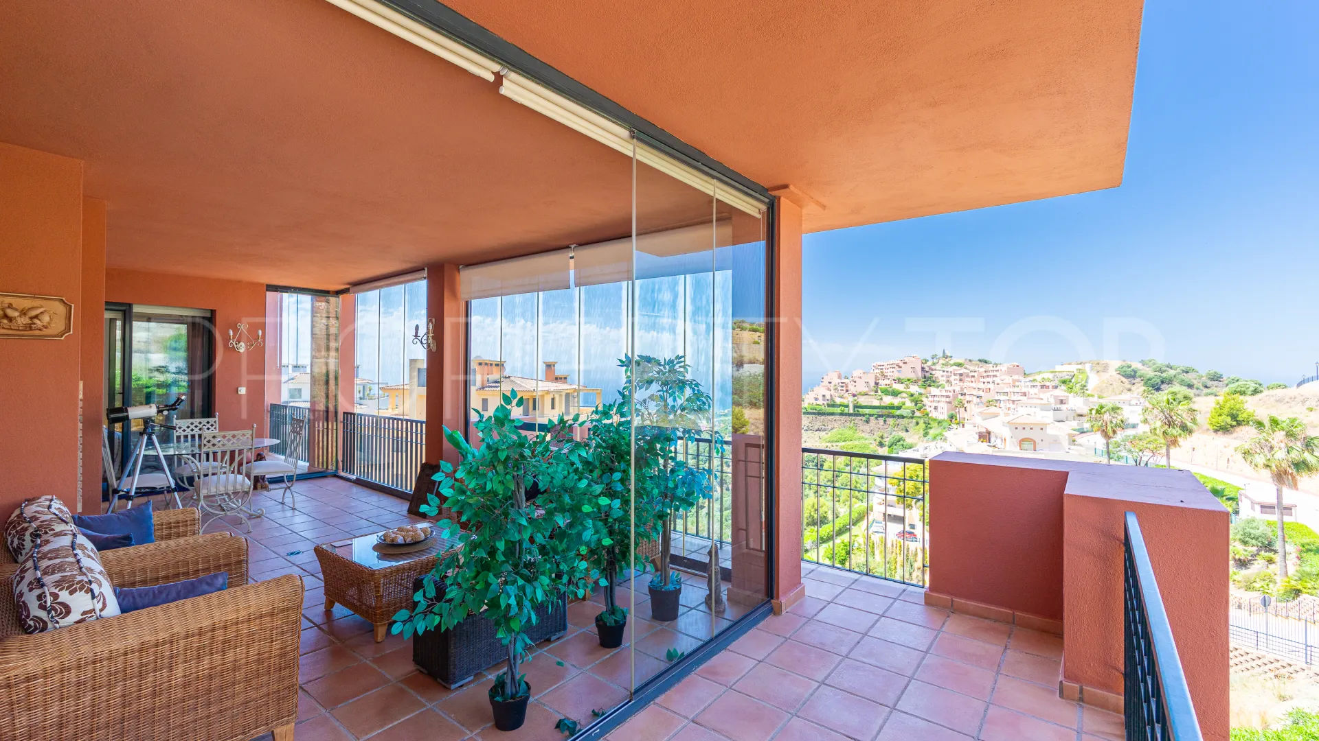 Se vende apartamento con 2 dormitorios en Calahonda