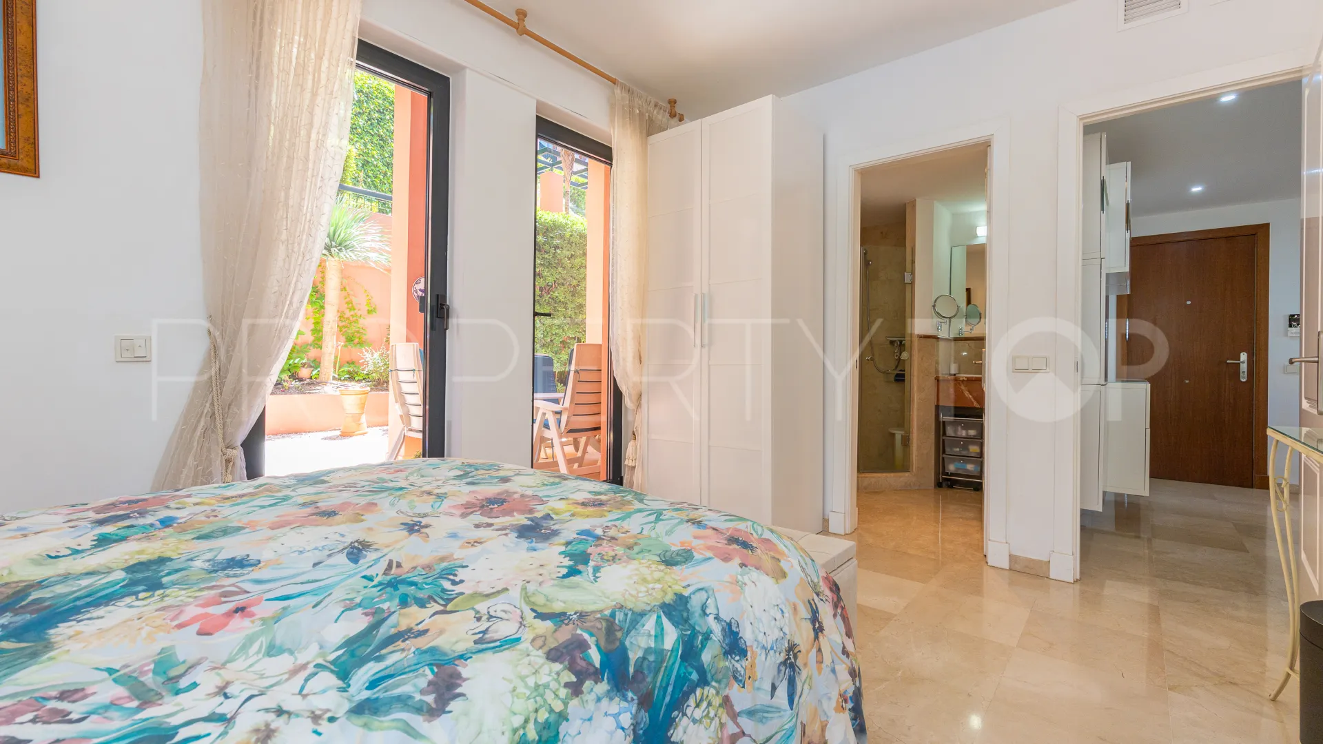 Se vende apartamento con 2 dormitorios en Calahonda