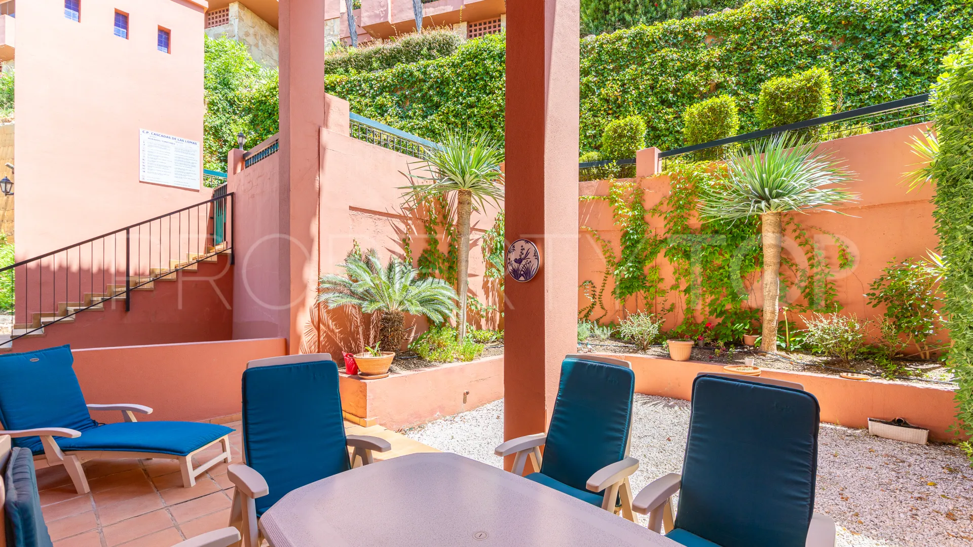 Se vende apartamento con 2 dormitorios en Calahonda