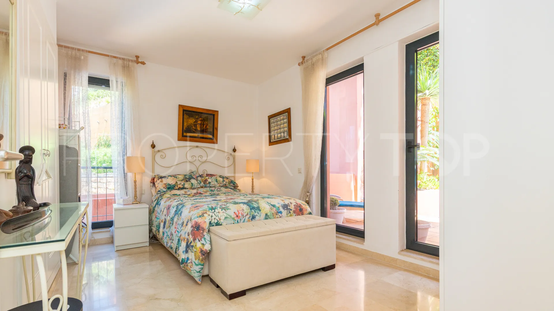 Se vende apartamento con 2 dormitorios en Calahonda
