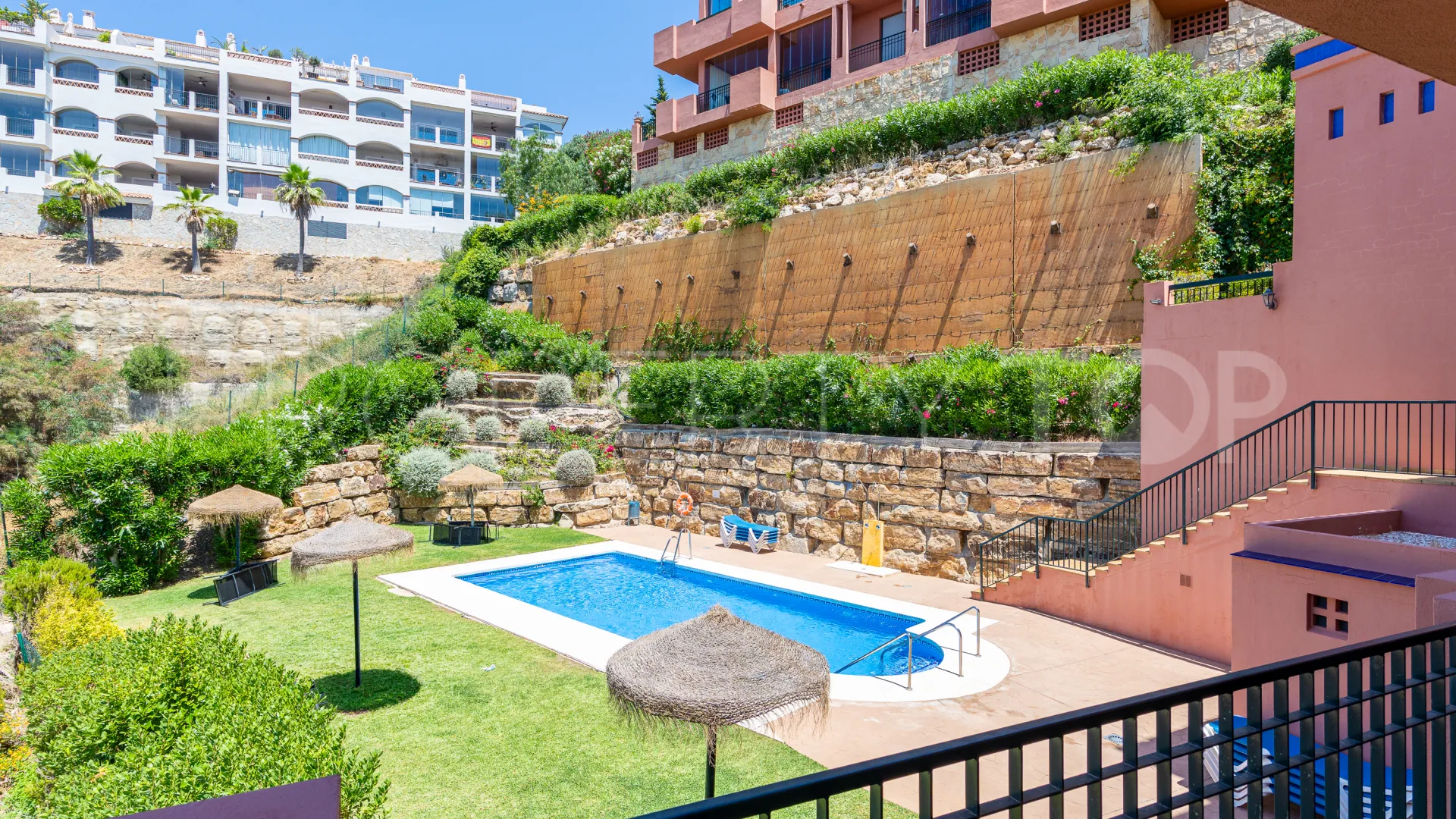 Se vende apartamento con 2 dormitorios en Calahonda