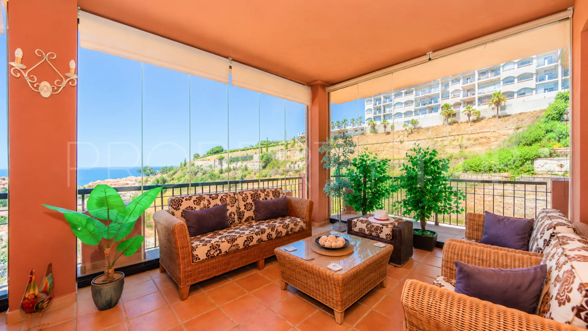 Se vende apartamento con 2 dormitorios en Calahonda