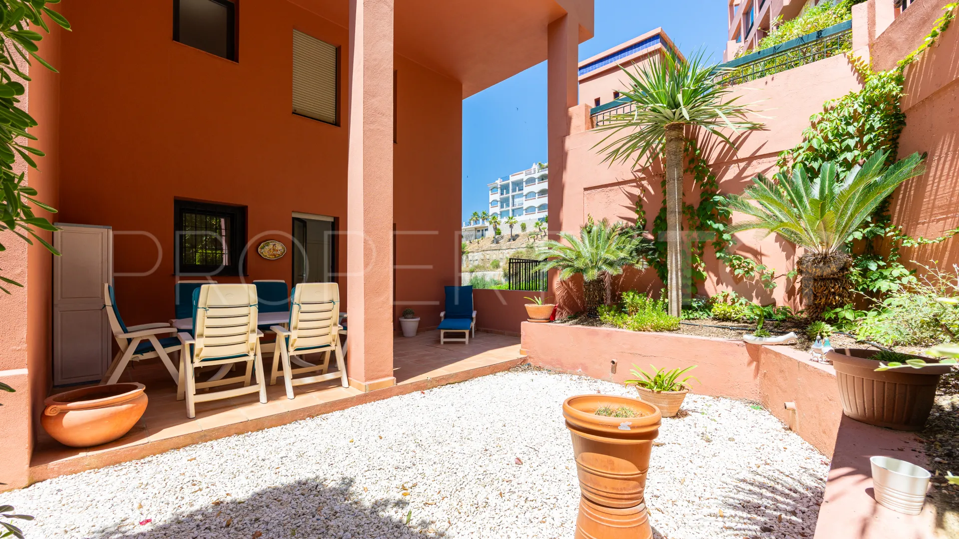 Se vende apartamento con 2 dormitorios en Calahonda