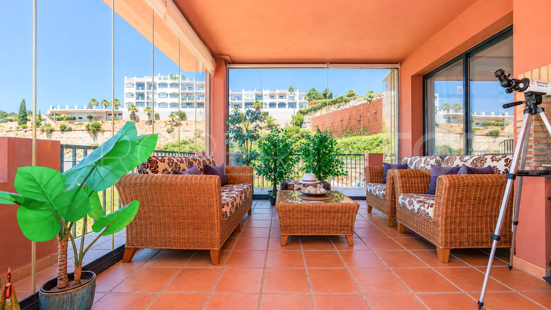 Se vende apartamento con 2 dormitorios en Calahonda