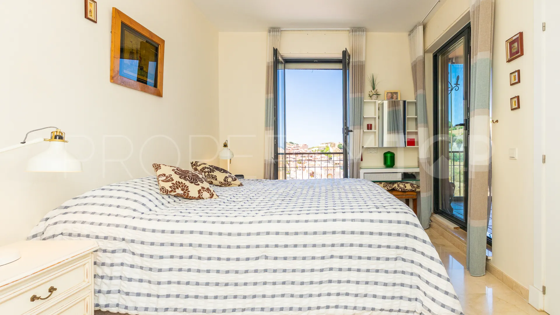 Se vende apartamento con 2 dormitorios en Calahonda