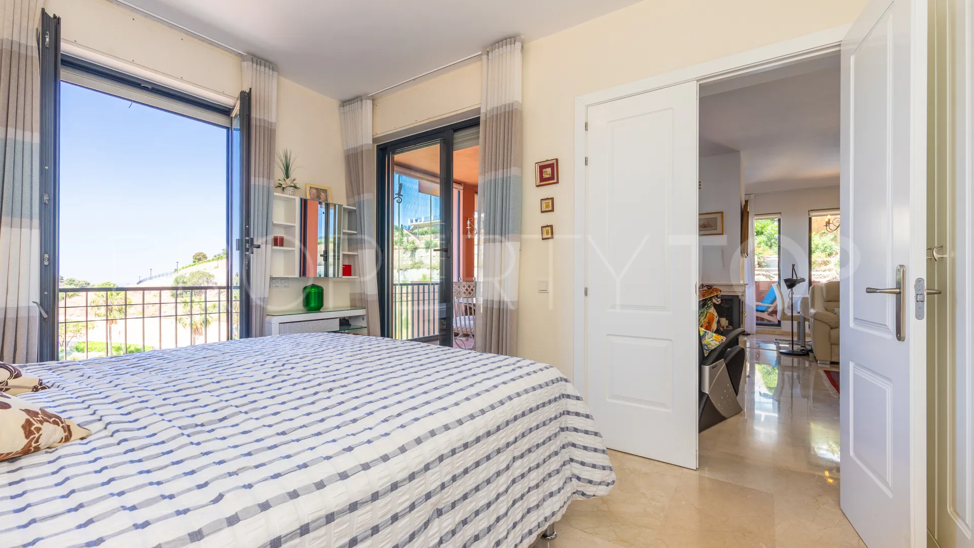 Se vende apartamento con 2 dormitorios en Calahonda