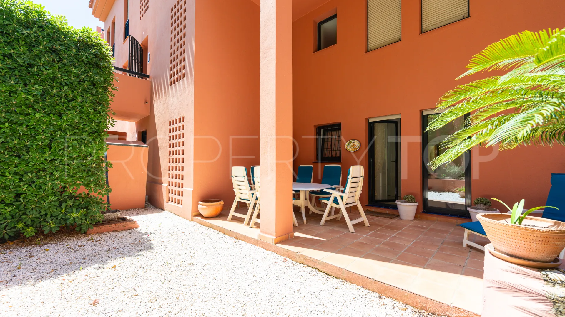 Se vende apartamento con 2 dormitorios en Calahonda