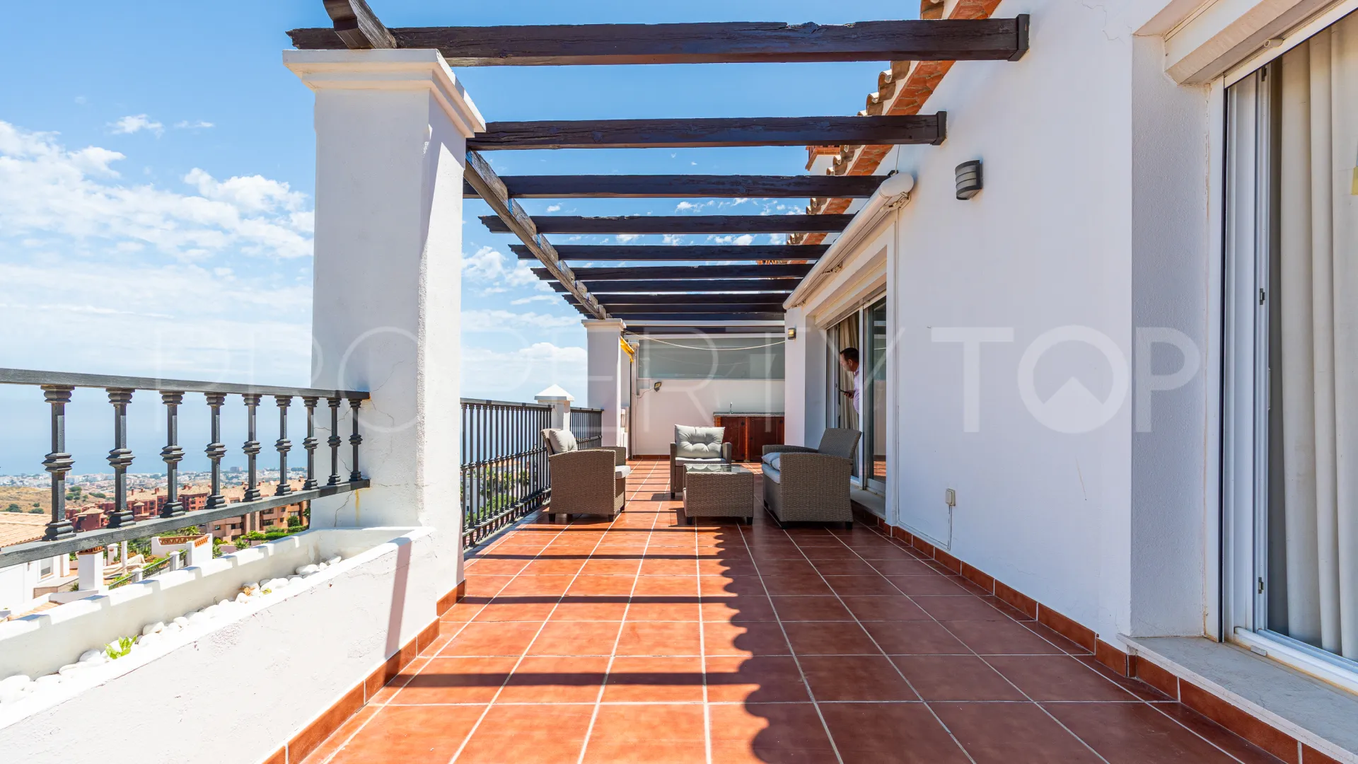 Penthouse for sale in Calahonda with 2 bedrooms