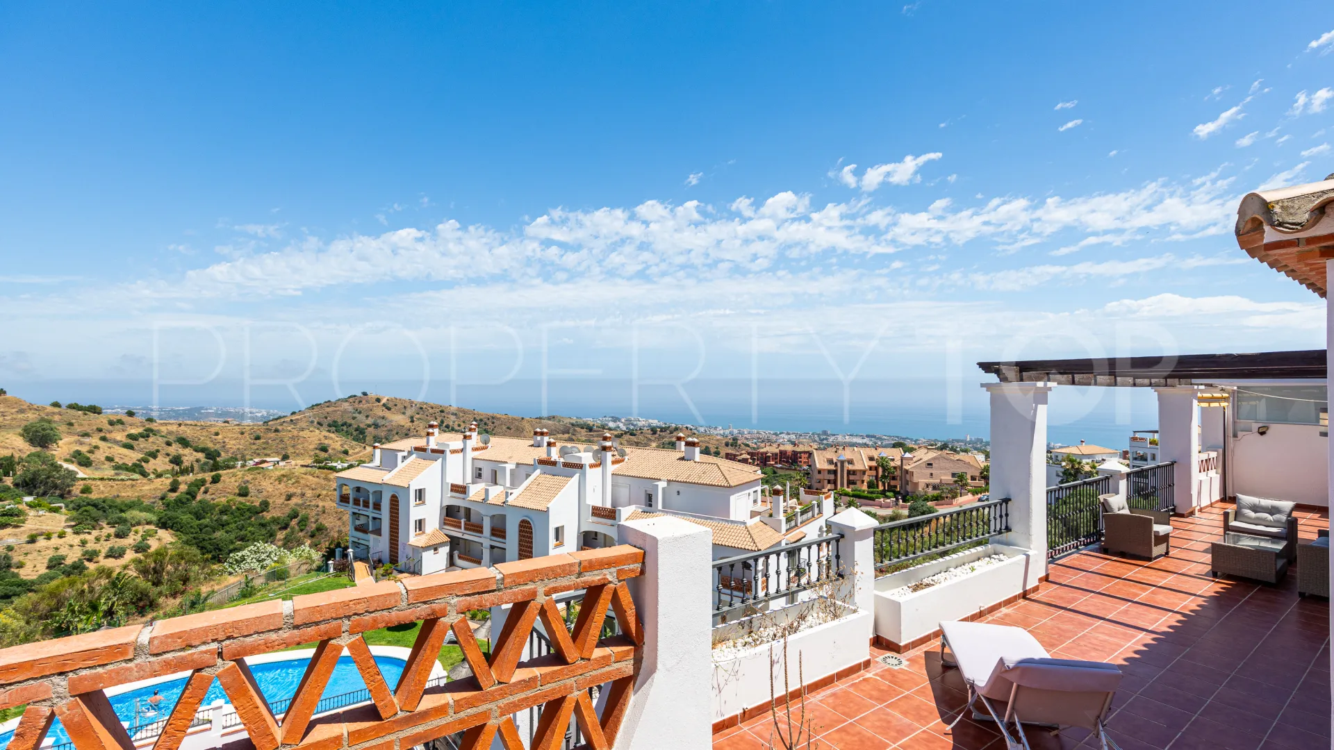 Penthouse for sale in Calahonda with 2 bedrooms