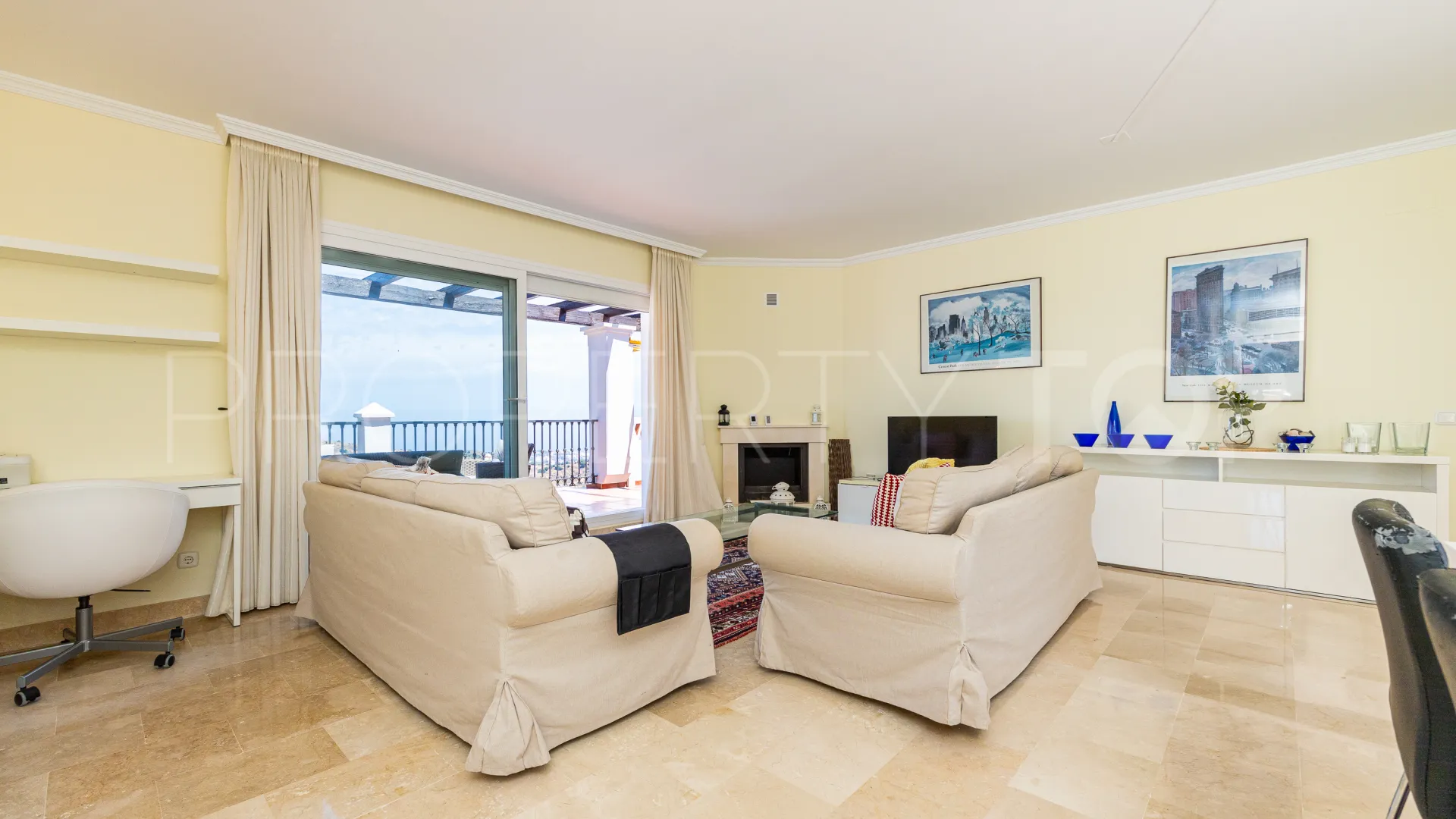 Penthouse for sale in Calahonda with 2 bedrooms