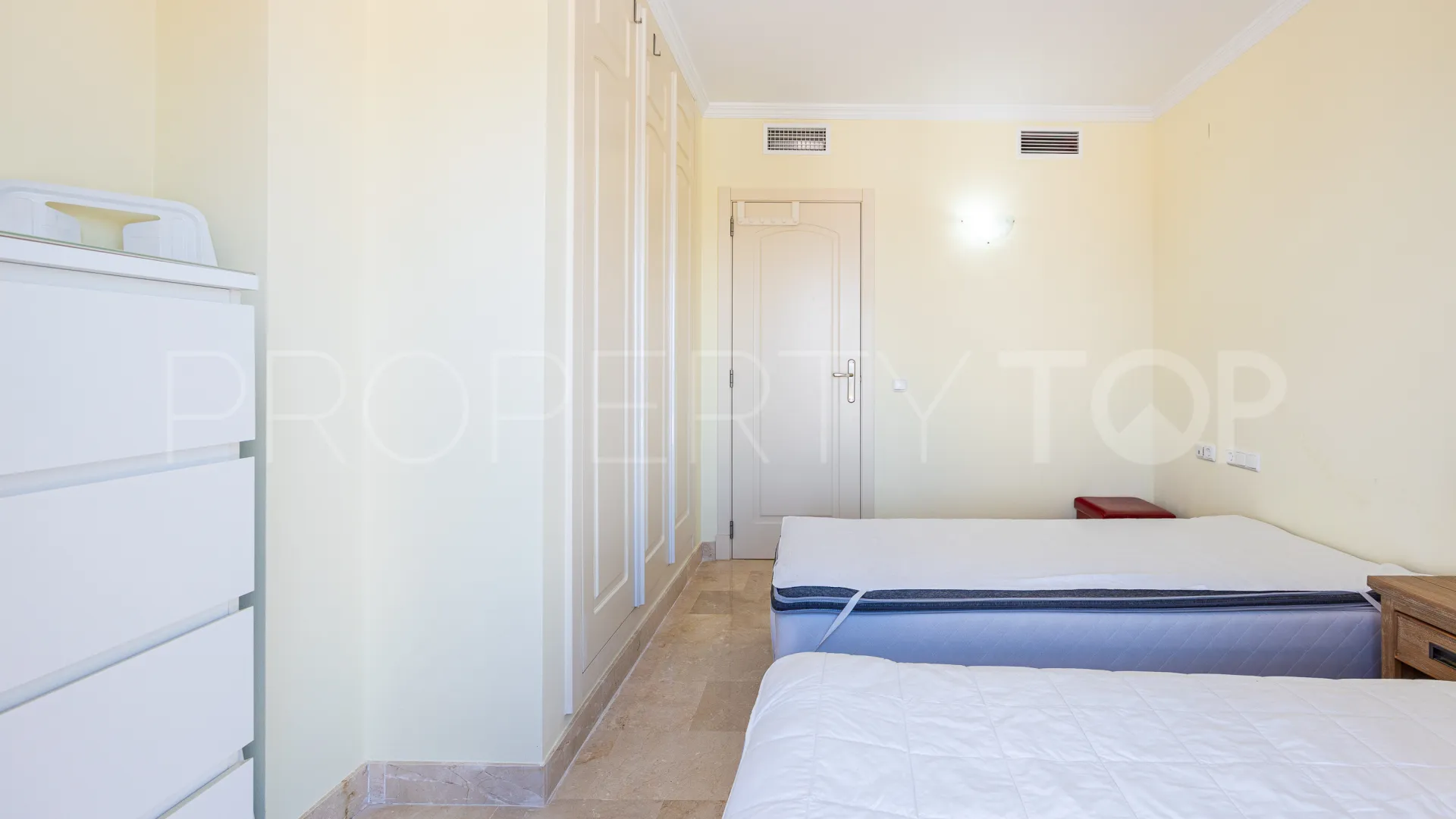 Penthouse for sale in Calahonda with 2 bedrooms