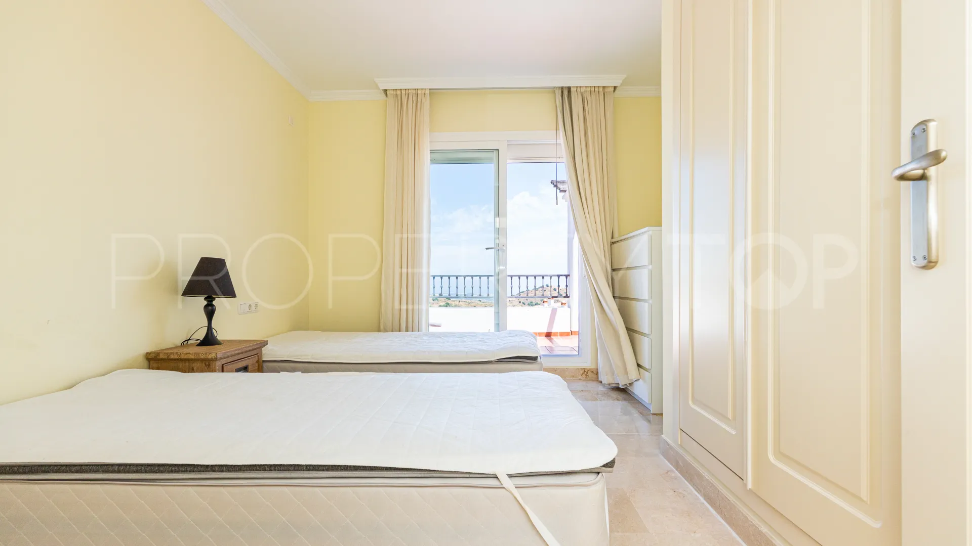 Penthouse for sale in Calahonda with 2 bedrooms