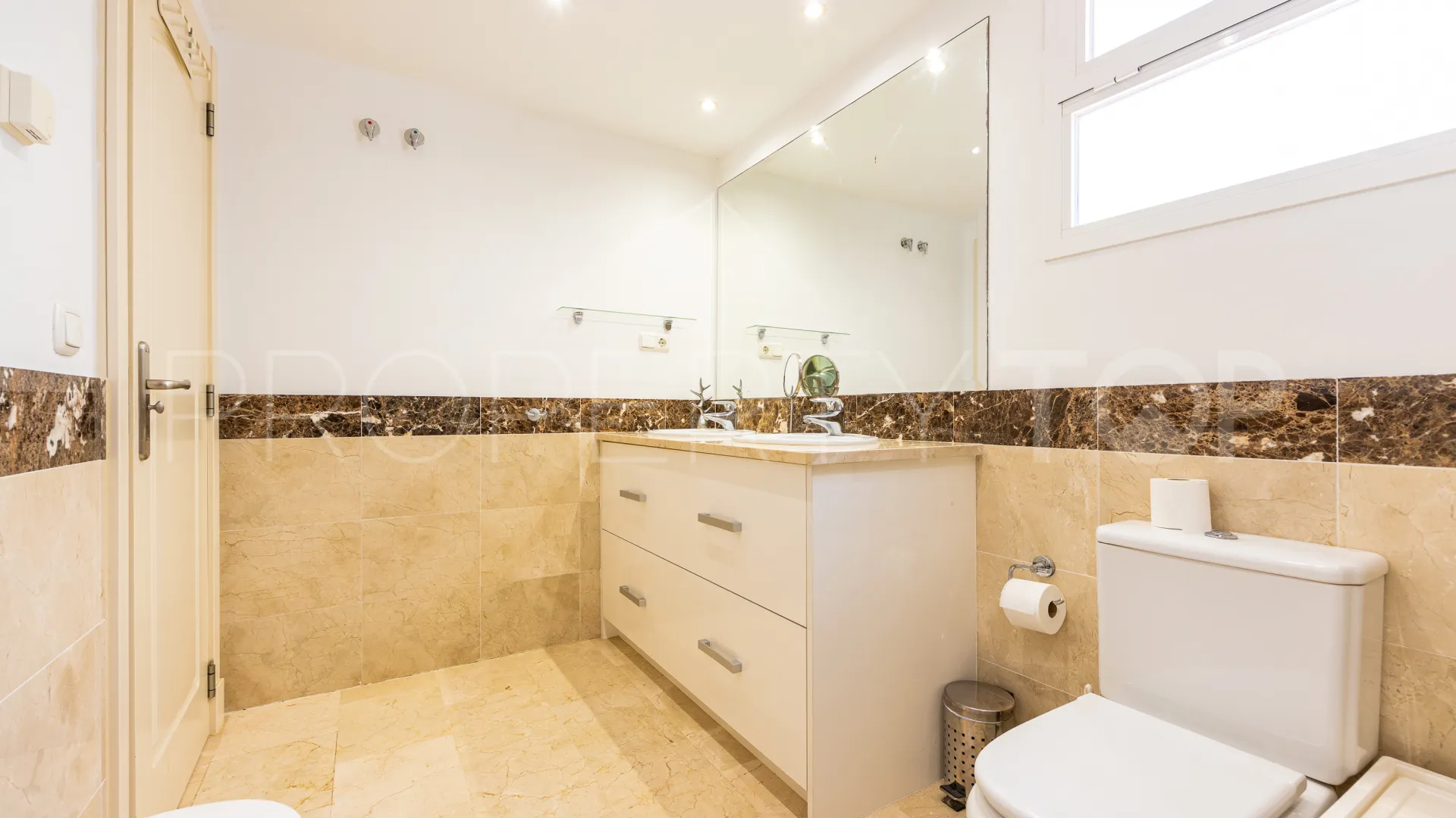 Penthouse for sale in Calahonda with 2 bedrooms