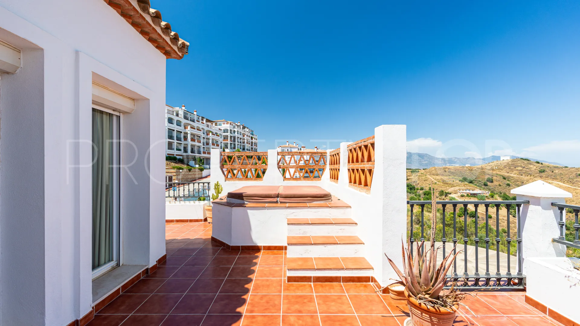 Penthouse for sale in Calahonda with 2 bedrooms