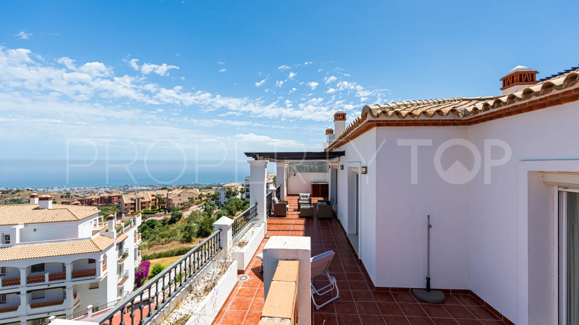 Penthouse for sale in Calahonda with 2 bedrooms