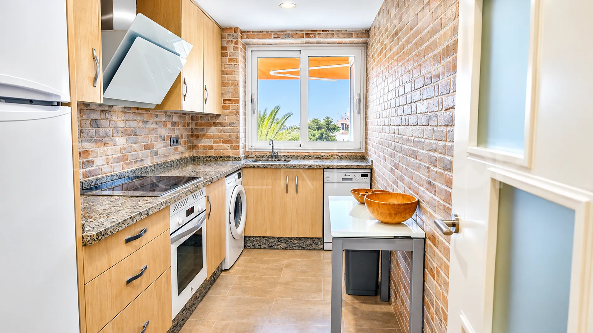 For sale 2 bedrooms apartment in La Carihuela