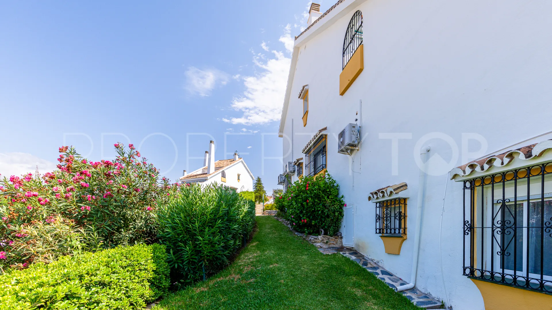 4 bedrooms semi detached house in Calahonda for sale