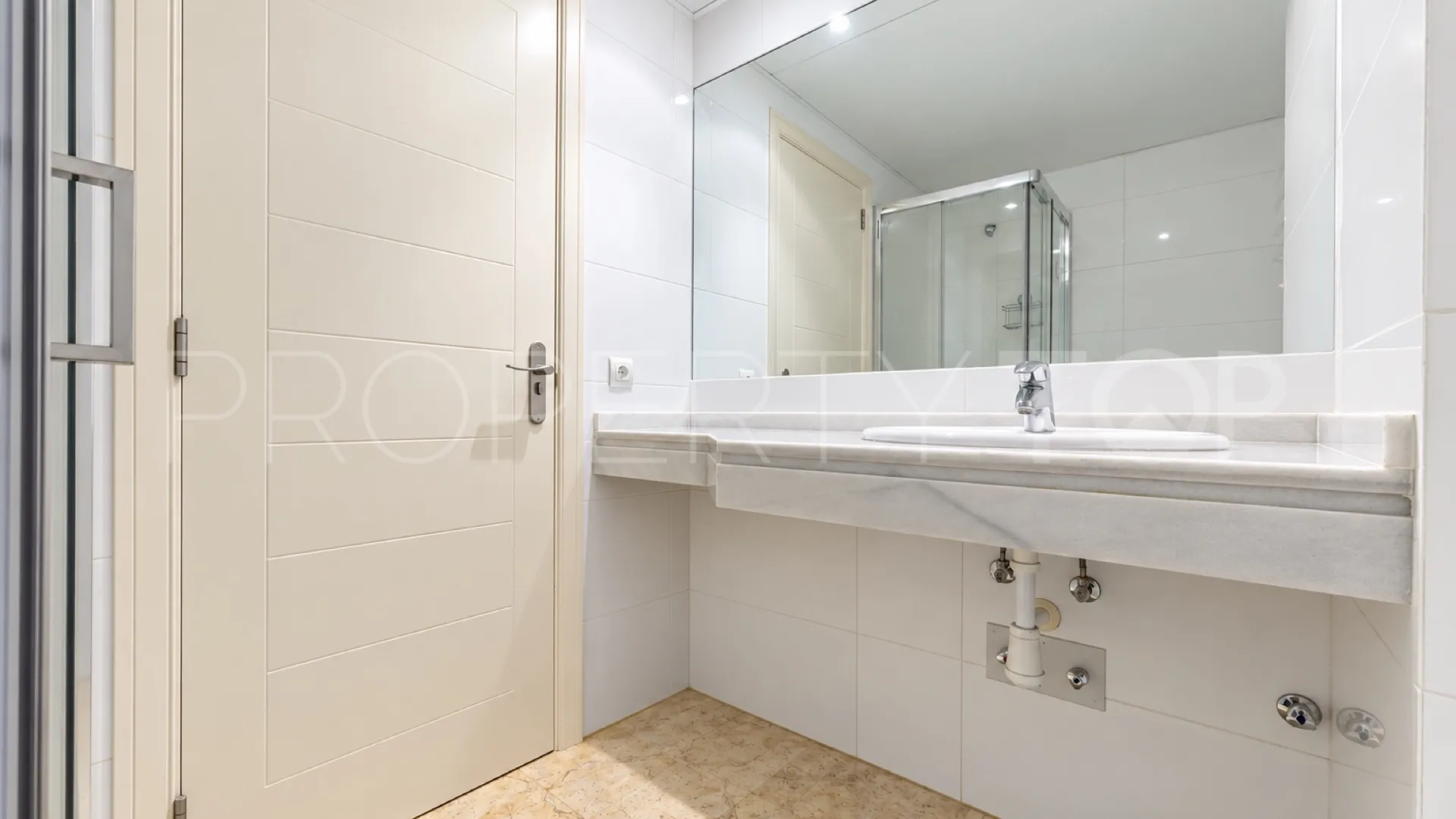 For sale apartment with 2 bedrooms in Calahonda