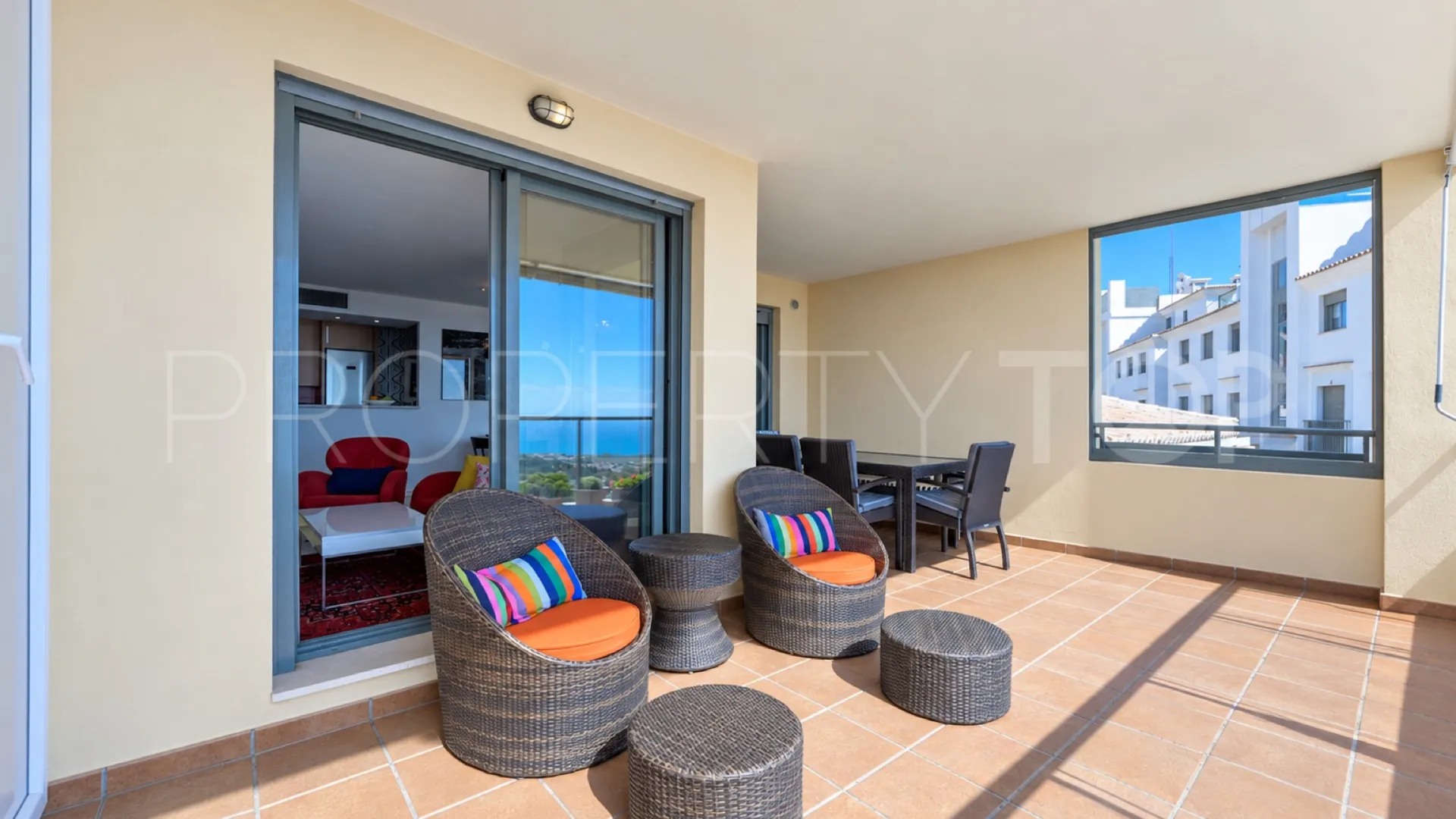 For sale apartment with 2 bedrooms in Calahonda