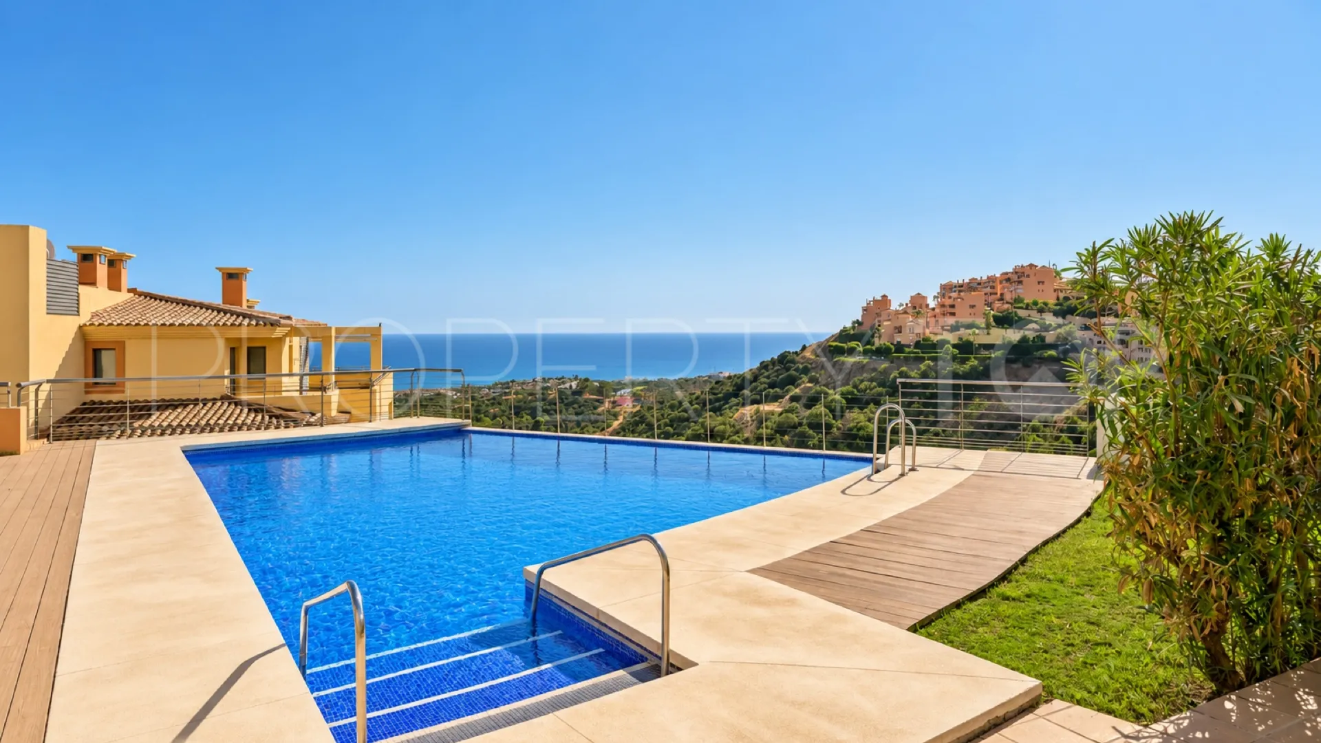 For sale apartment with 2 bedrooms in Calahonda