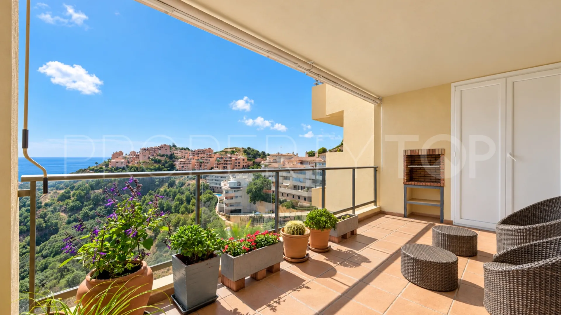 For sale apartment with 2 bedrooms in Calahonda