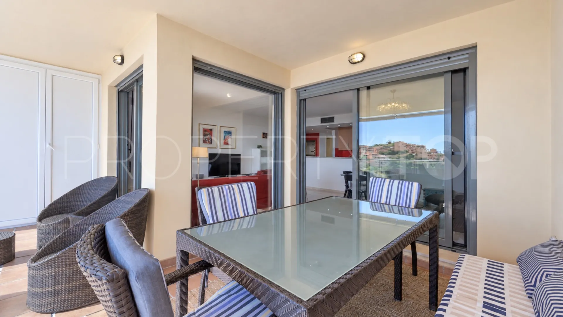 For sale apartment with 2 bedrooms in Calahonda