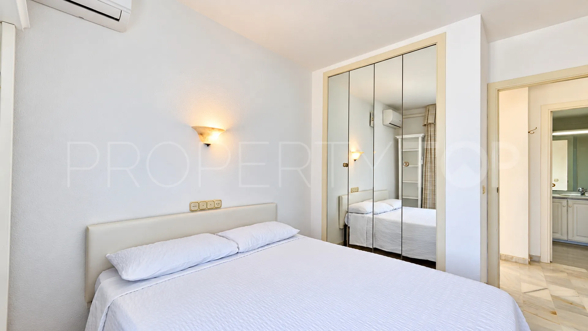Se vende Ático en La Reserva de Marbella de 2 dormitorios