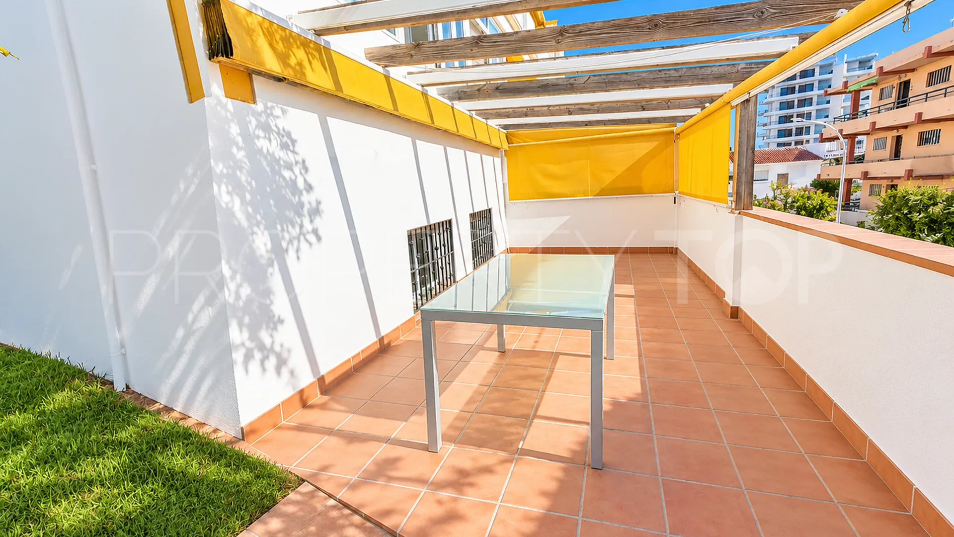 Comprar adosado con 3 dormitorios en La Carihuela