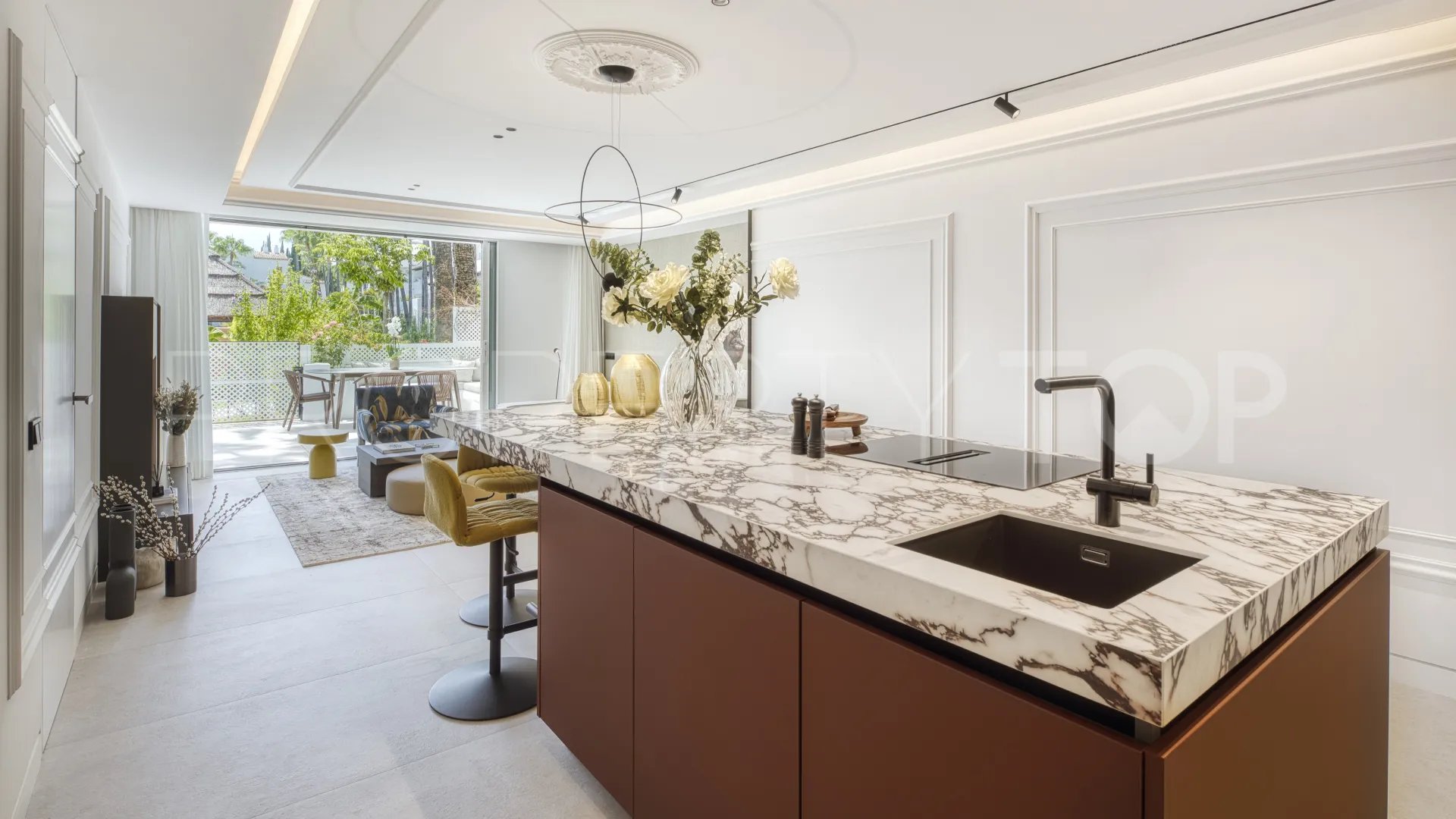 Se vende apartamento planta baja en Puente Romano con 3 dormitorios