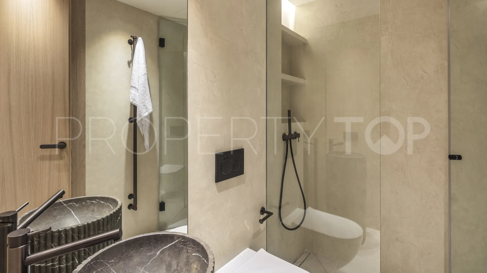 Se vende apartamento planta baja en Puente Romano con 3 dormitorios