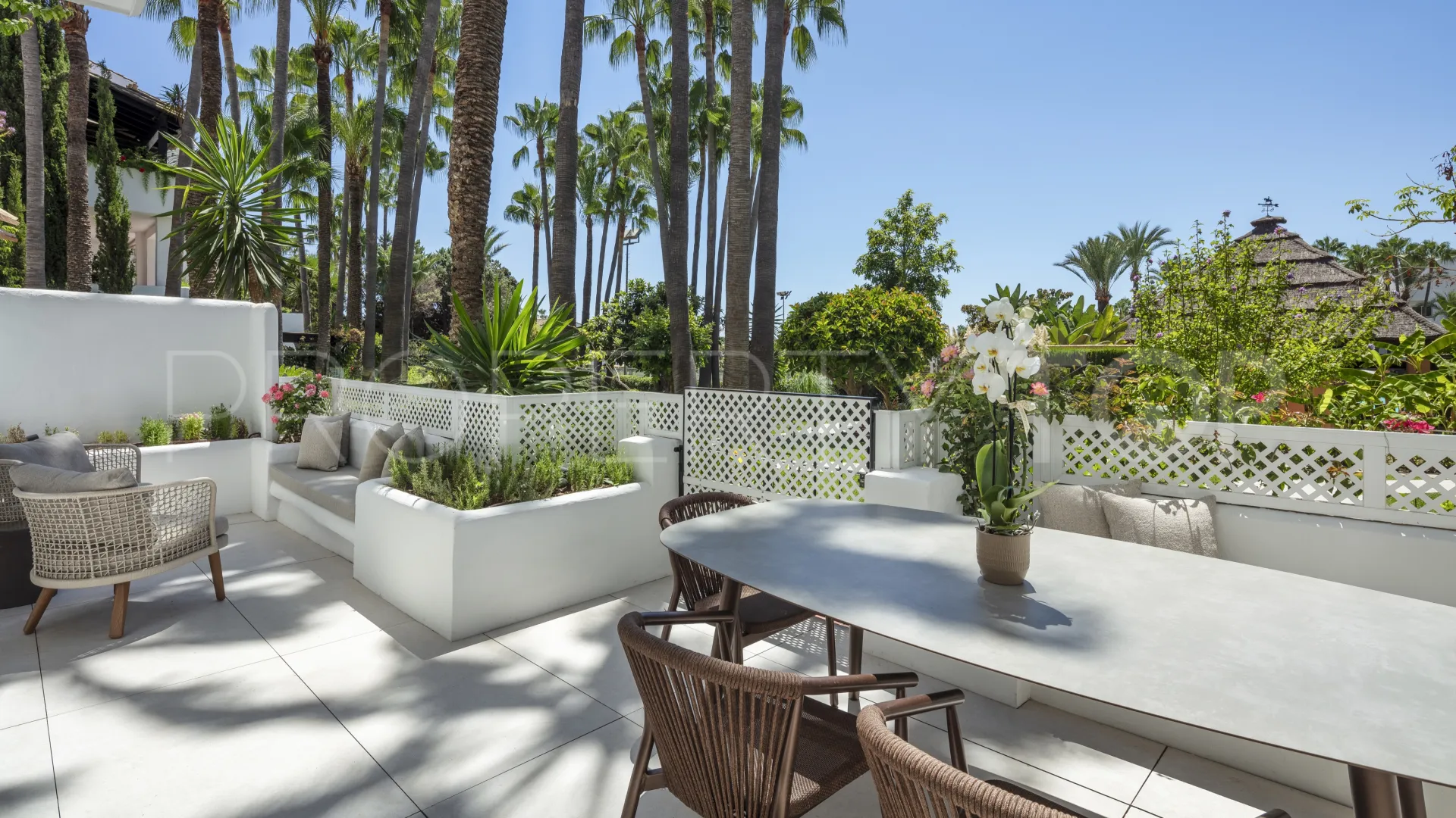 Se vende apartamento planta baja en Puente Romano con 3 dormitorios