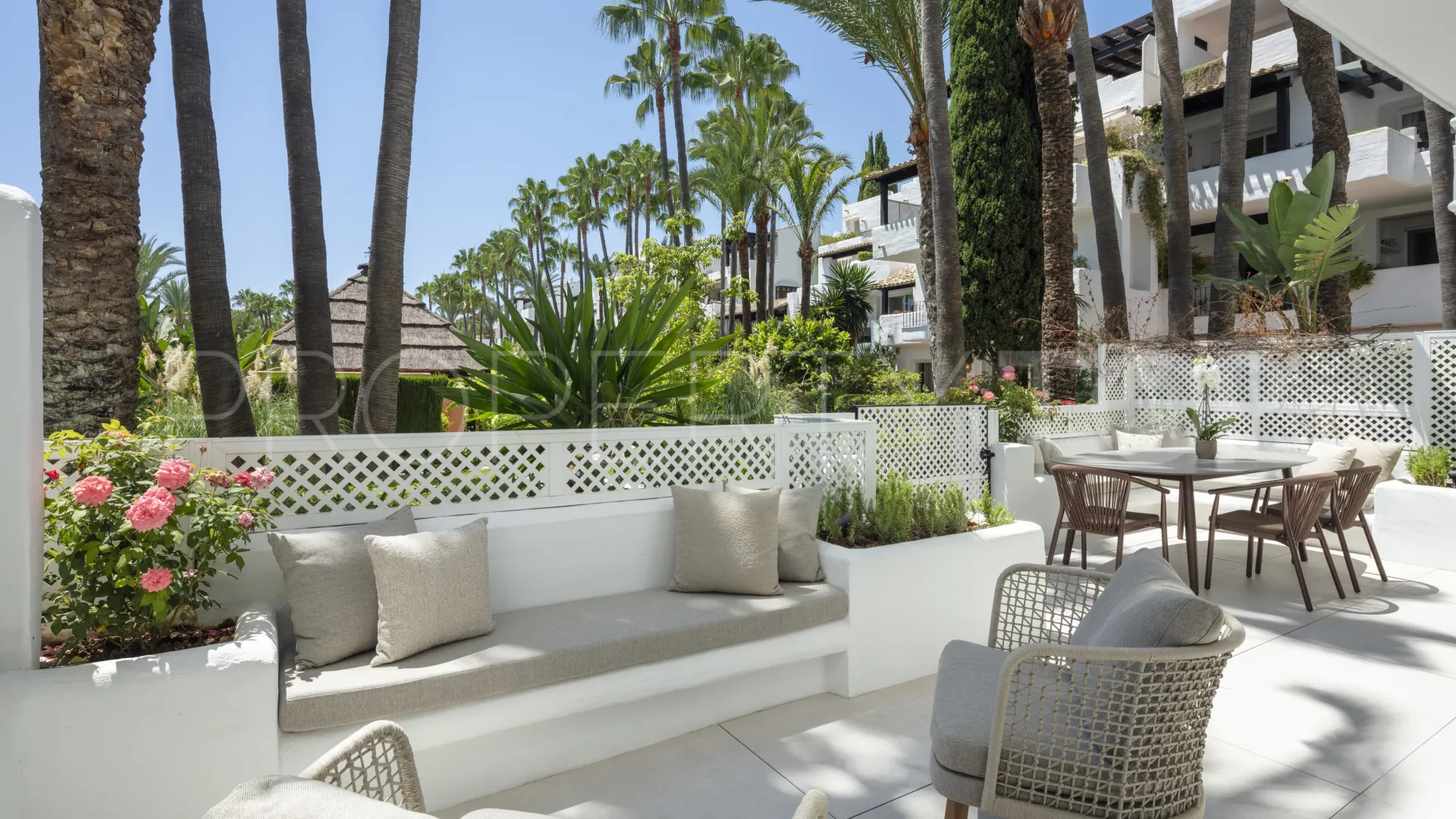 Se vende apartamento planta baja en Puente Romano con 3 dormitorios