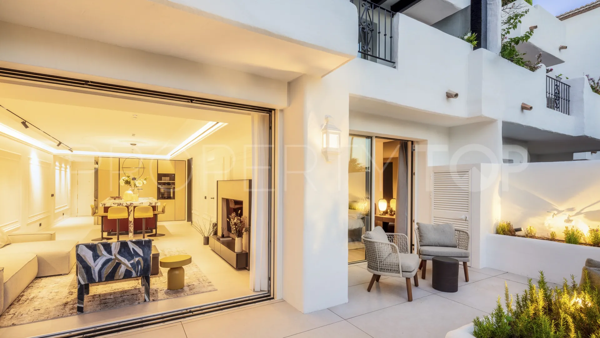 Se vende apartamento planta baja en Puente Romano con 3 dormitorios