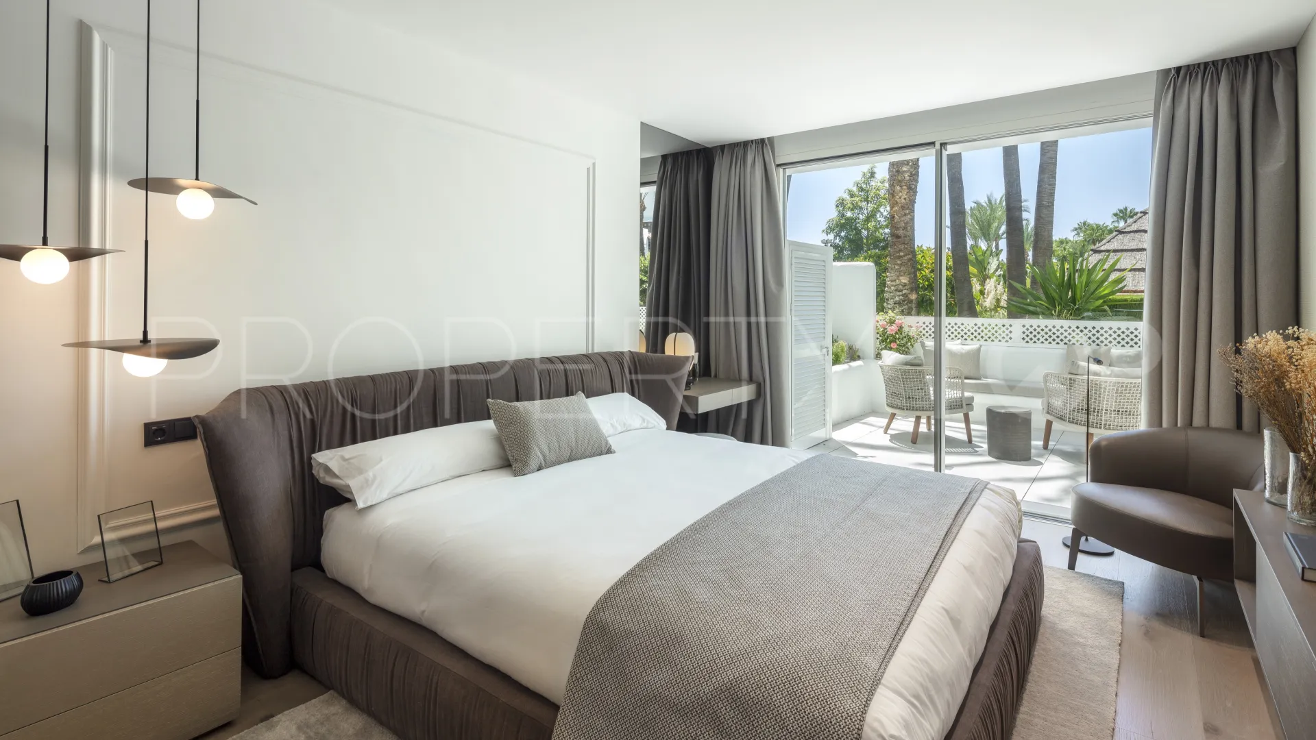 Se vende apartamento planta baja en Puente Romano con 3 dormitorios