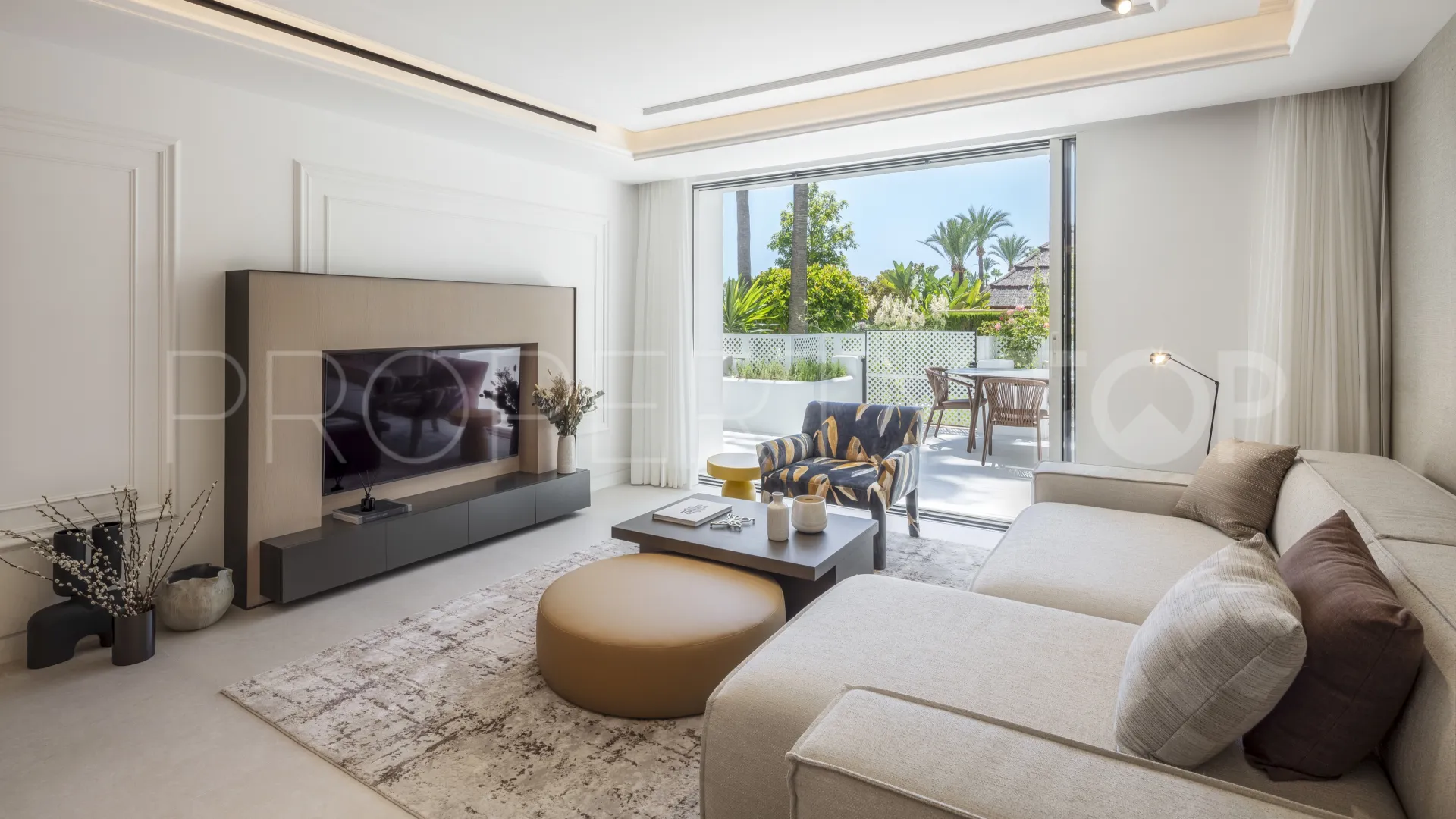 Se vende apartamento planta baja en Puente Romano con 3 dormitorios