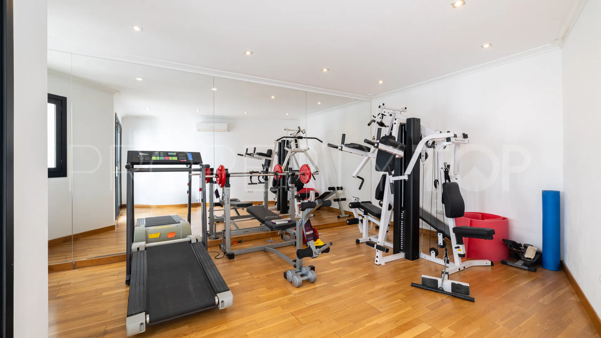 Comprar villa de 6 dormitorios en Marbella Golden Mile