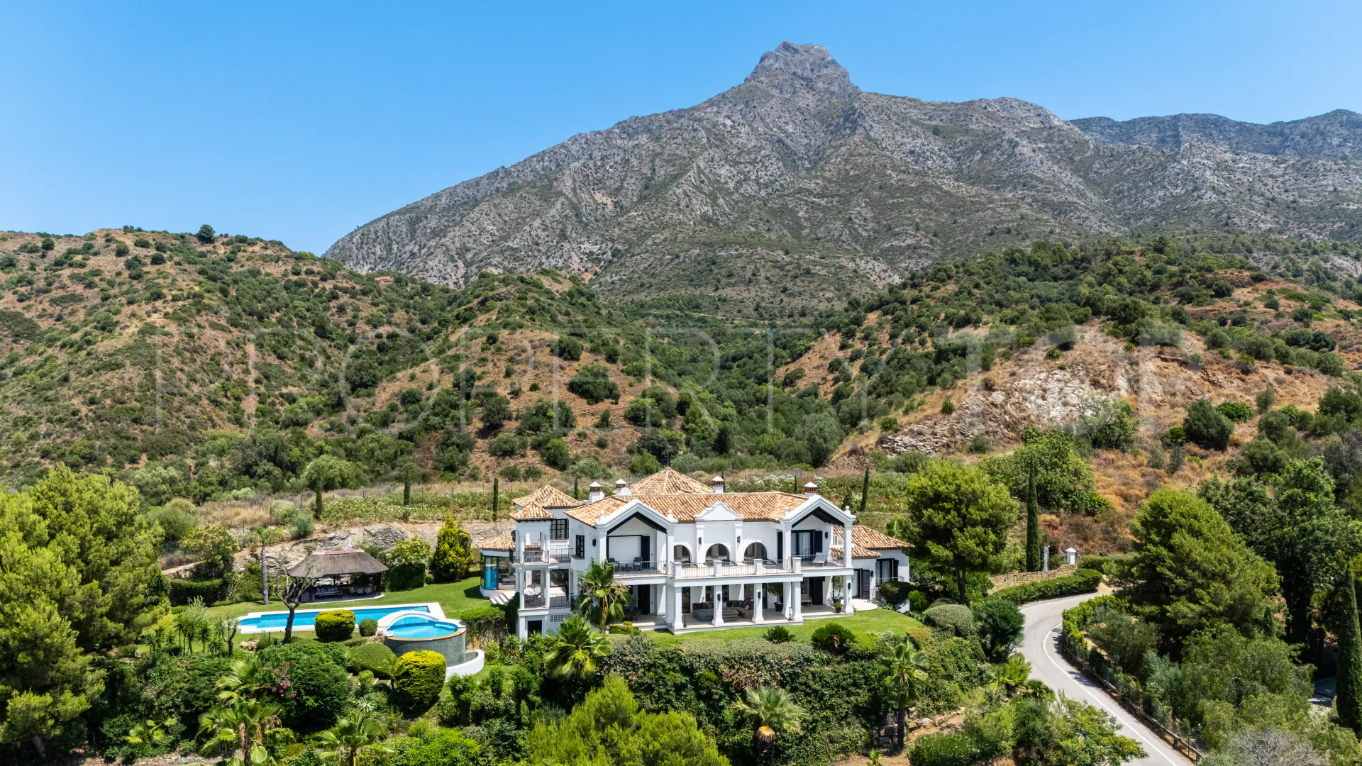 Comprar villa de 6 dormitorios en Marbella Golden Mile