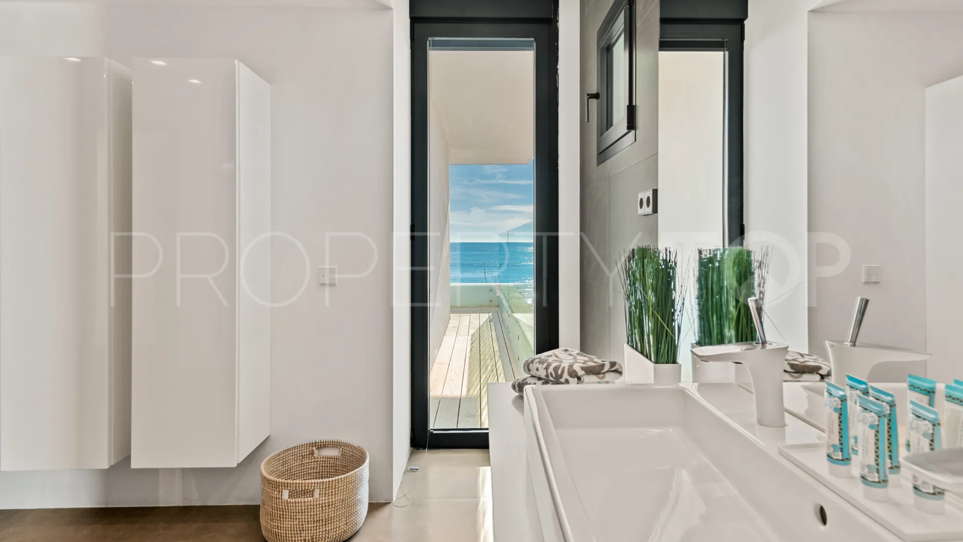 Se vende villa en Costabella con 6 dormitorios