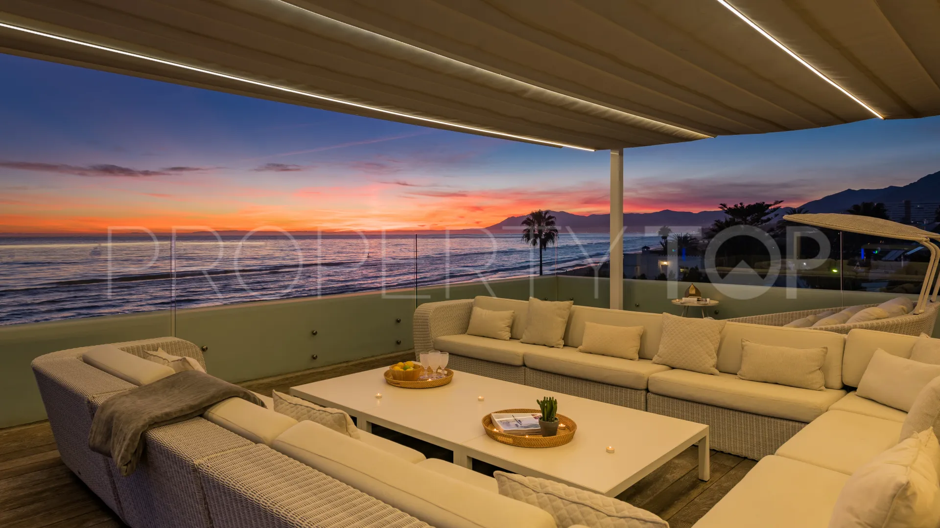 Se vende villa en Costabella con 6 dormitorios