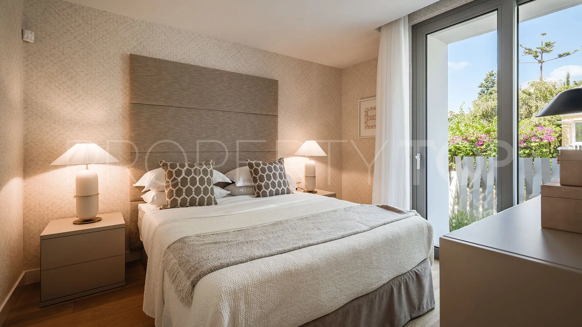 5 bedrooms villa for sale in Estepona East