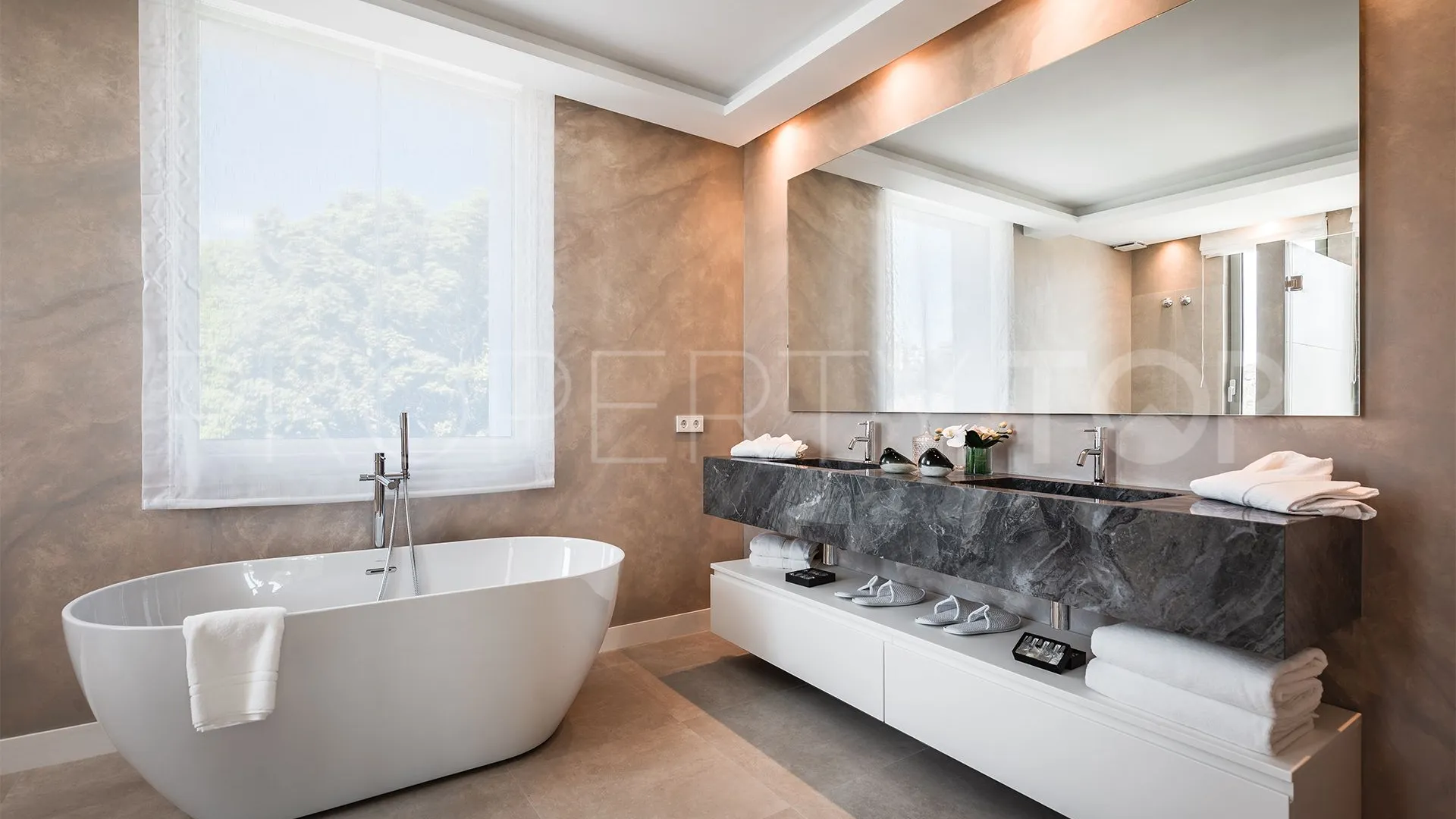 5 bedrooms villa for sale in Estepona East