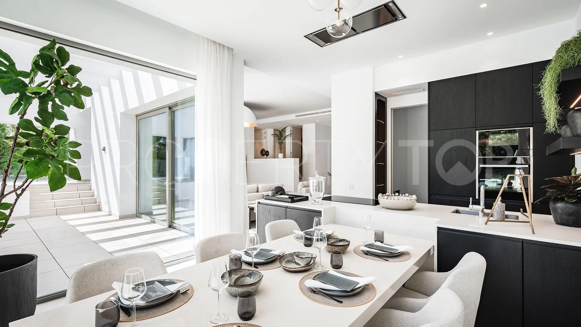 5 bedrooms villa for sale in Estepona East