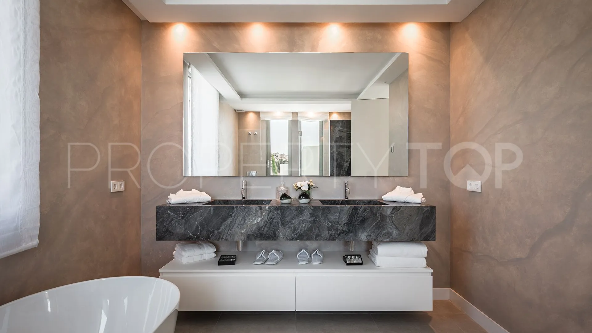 5 bedrooms villa for sale in Estepona East