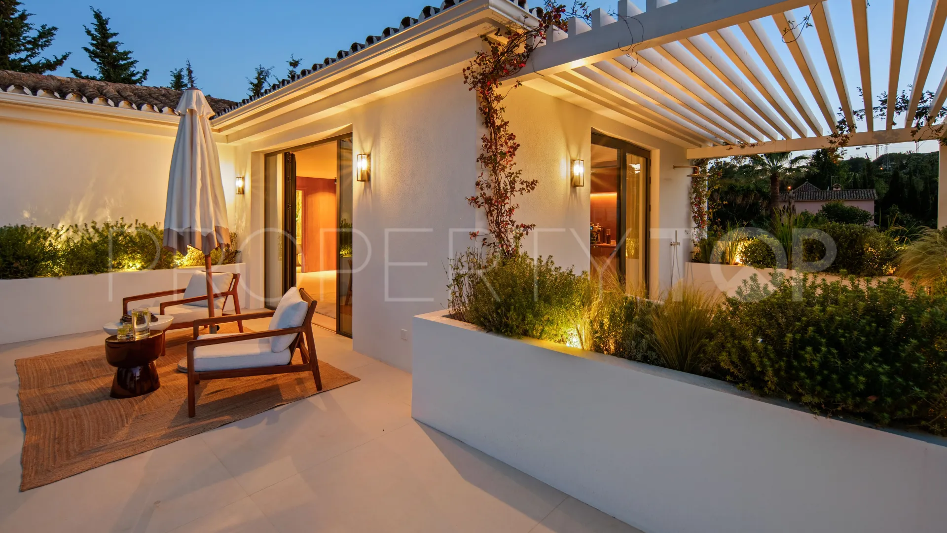 For sale villa with 4 bedrooms in Nueva Andalucia