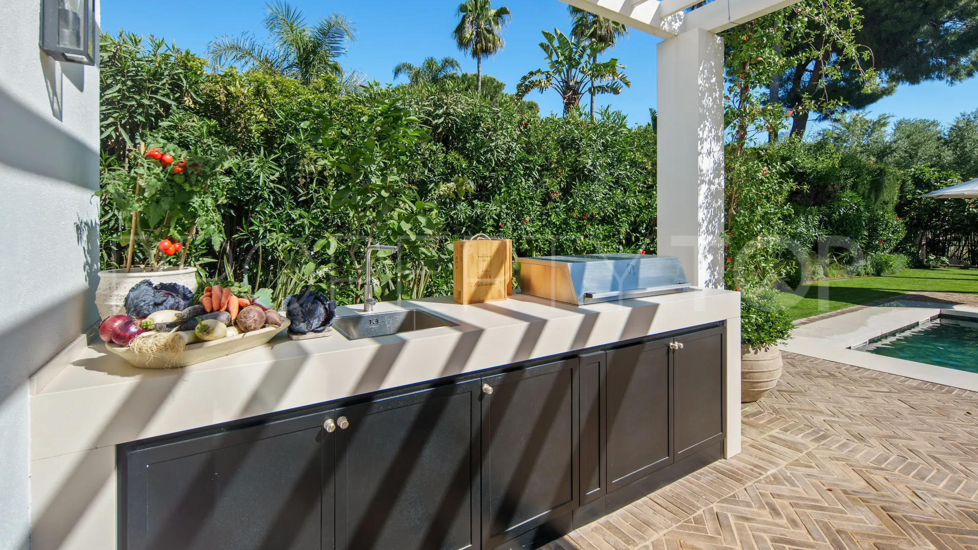 For sale villa with 4 bedrooms in Nueva Andalucia