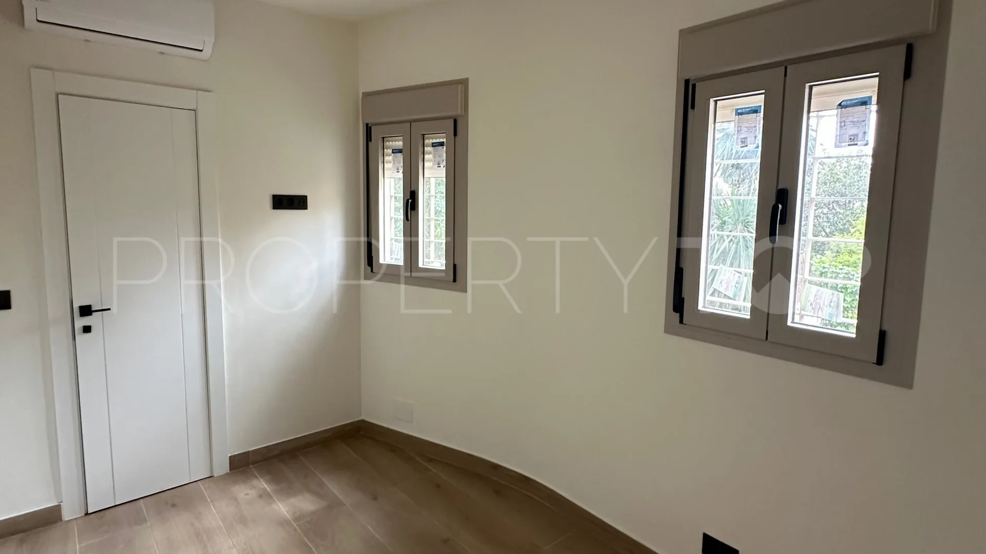 For sale house in Malaga - Este with 4 bedrooms