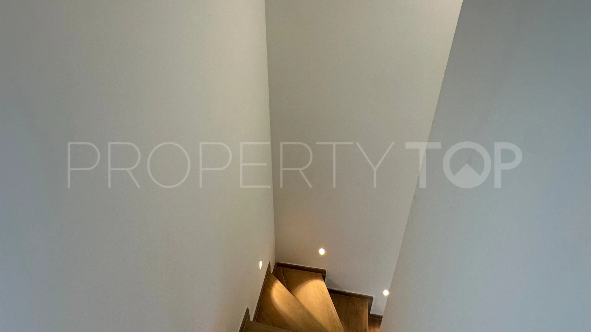 For sale house in Malaga - Este with 4 bedrooms