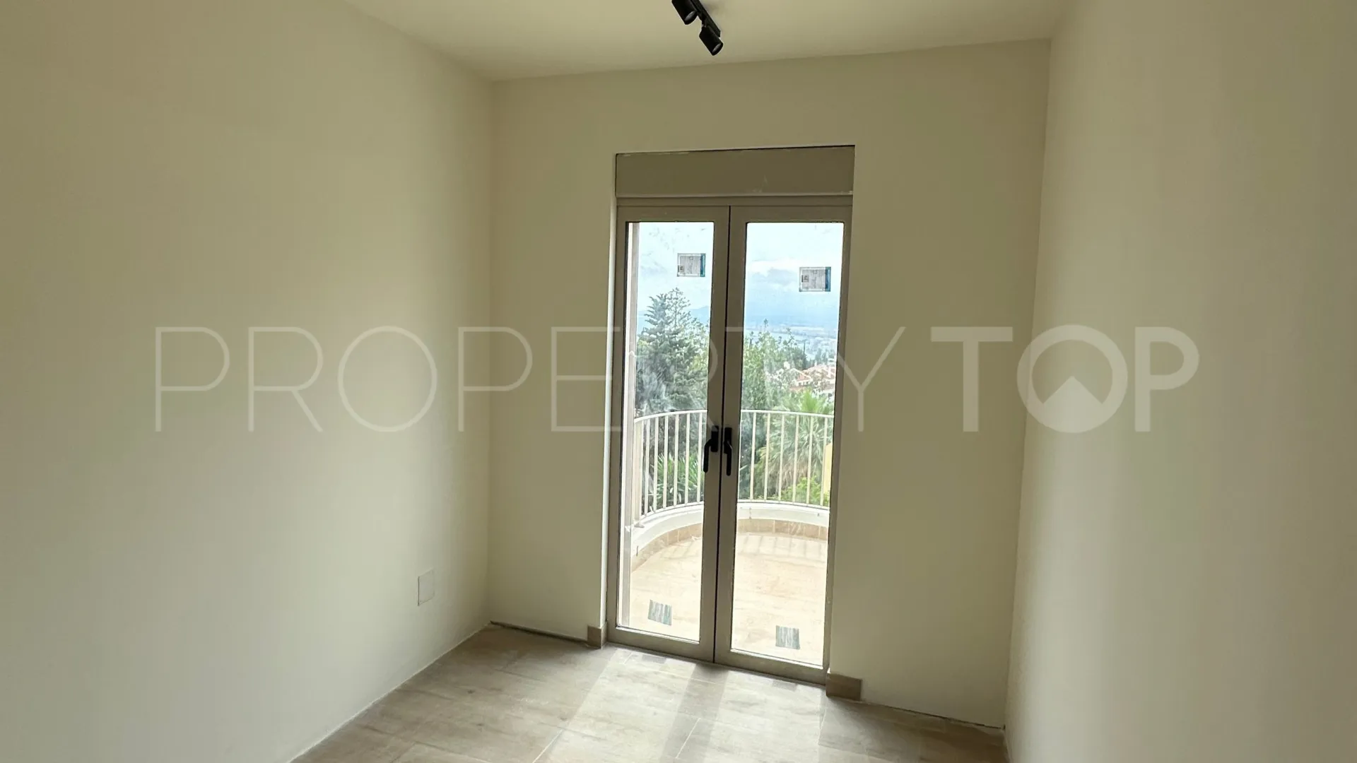 For sale house in Malaga - Este with 4 bedrooms