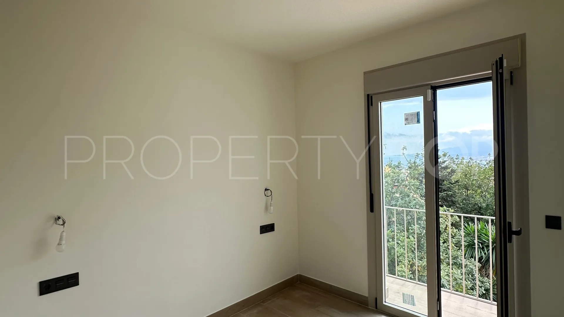 For sale house in Malaga - Este with 4 bedrooms