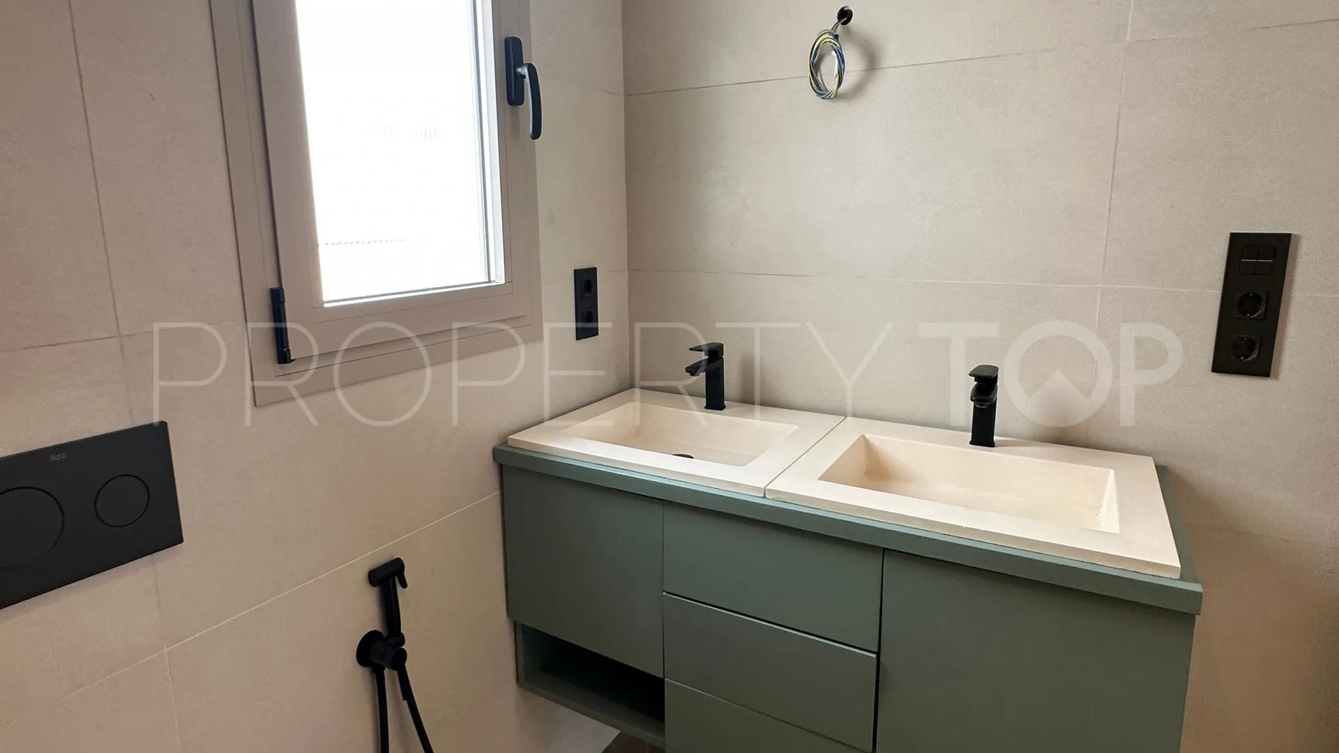 For sale house in Malaga - Este with 4 bedrooms